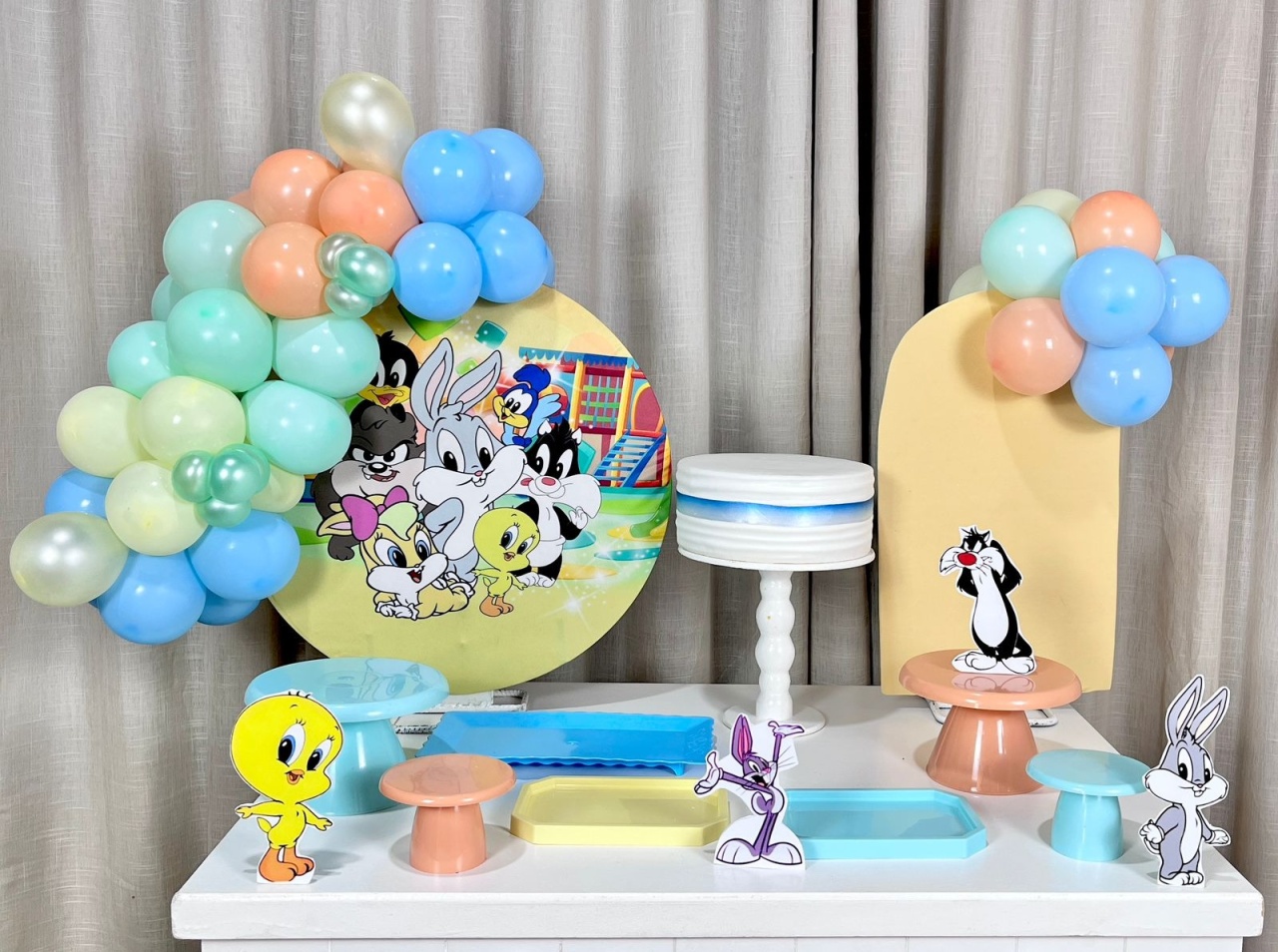 Kit Mesa Premium Com Balão - Loney Tunes  - É Só Um Bolinho Locações 