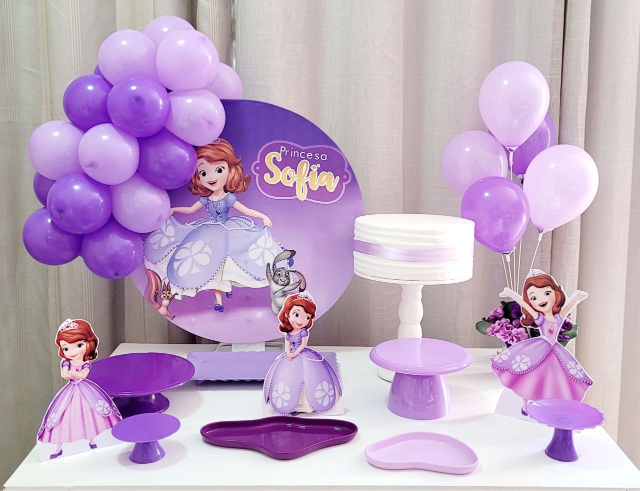 Kit Mesa Com Balão -  Princesa Sofia  - É Só Um Bolinho Locações 