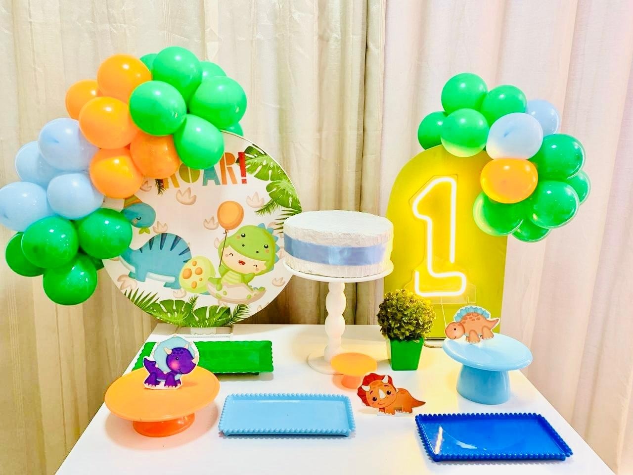 Kit Mesa Premium Com Balão - Dino Baby Roar - É Só Um Bolinho Locações 