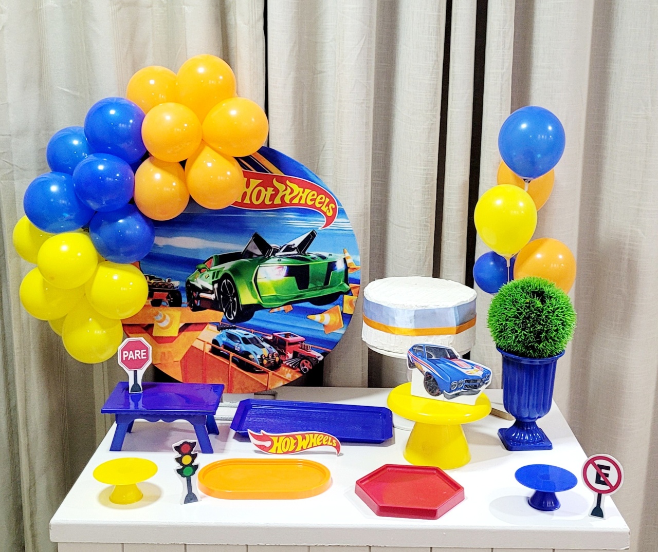 Kit Mesa Com Balão - Hotwells - É Só Um Bolinho Locações 