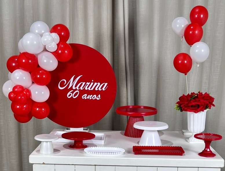 Kit Mesa Com Balão - Liso Vermelho Personalizado  - É Só Um Bolinho Locações 