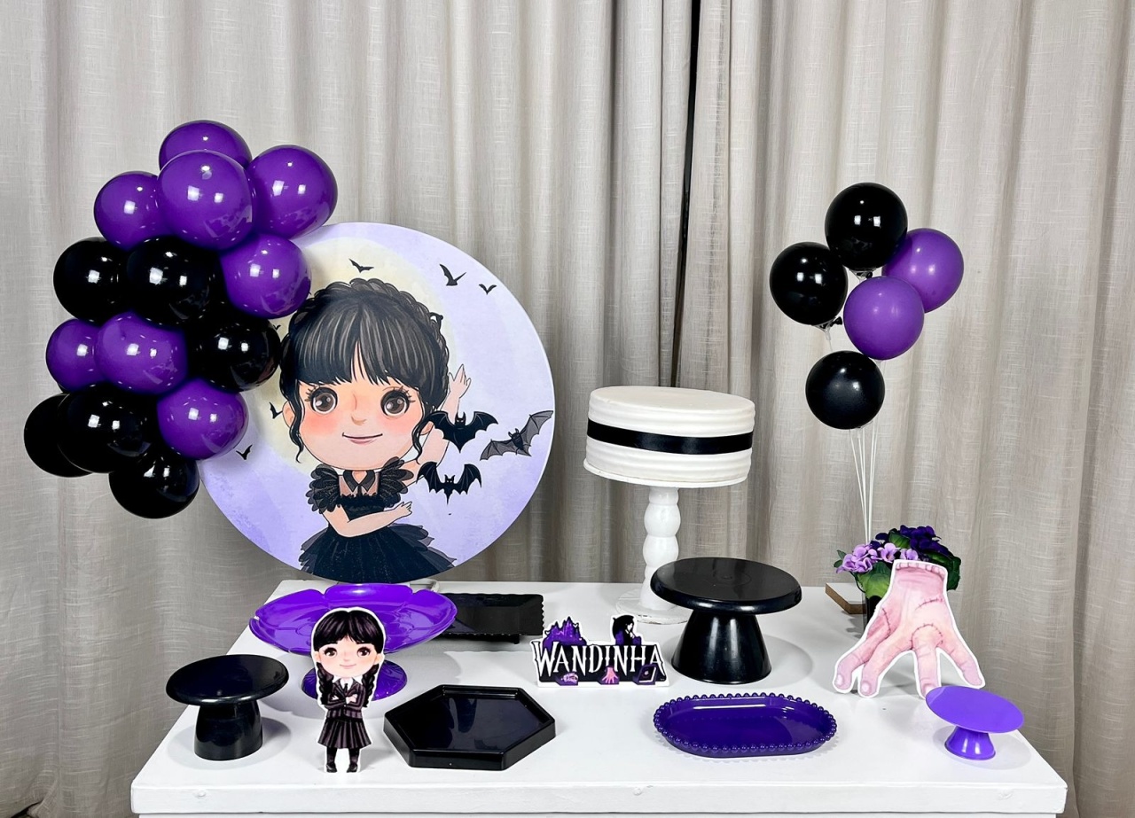 Kit Mesa Com Balão -  Wandinha 3 - É Só Um Bolinho Locações 
