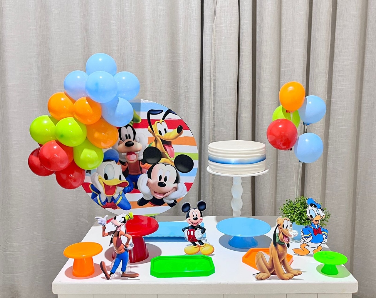 Kit Mesa Com Balão -  Mickey Turma - É Só Um Bolinho Locações 