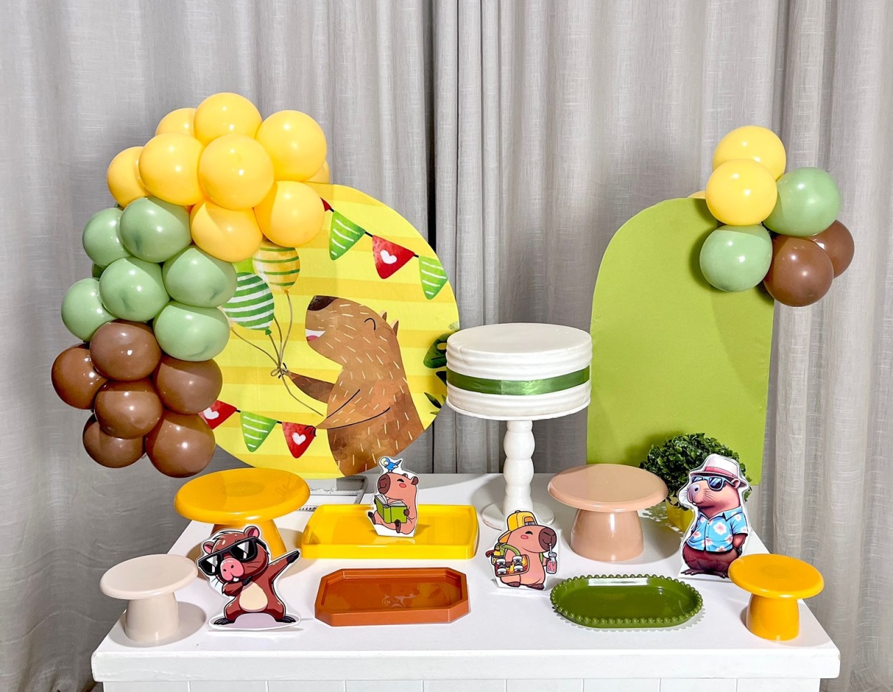 Kit Mesa Premium Com Balão - Capivara 3 - É Só Um Bolinho Locações 