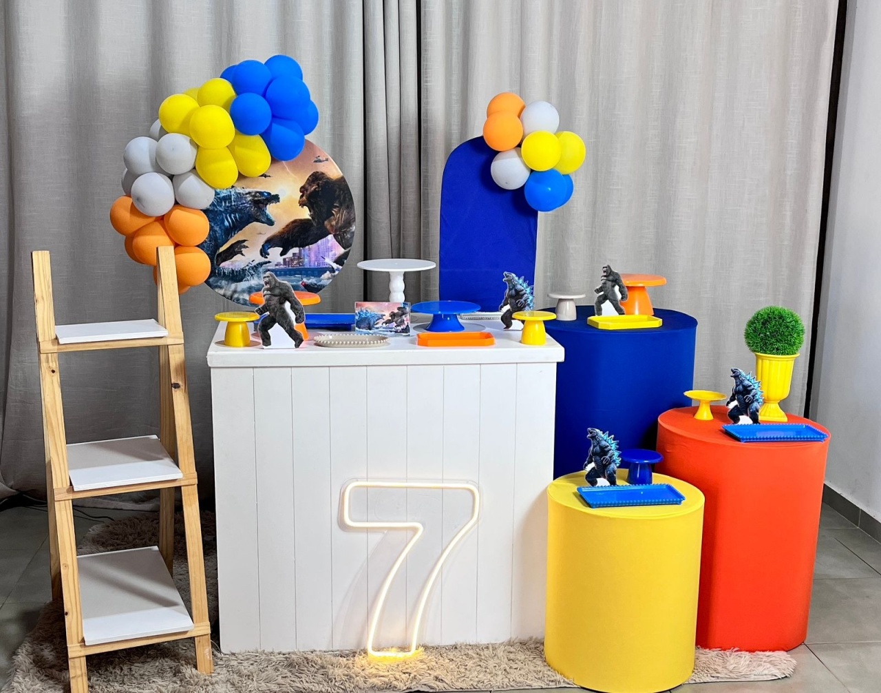 Kit Mini Festa Premium Com Led - Godzilla  - É Só Um Bolinho Locações 