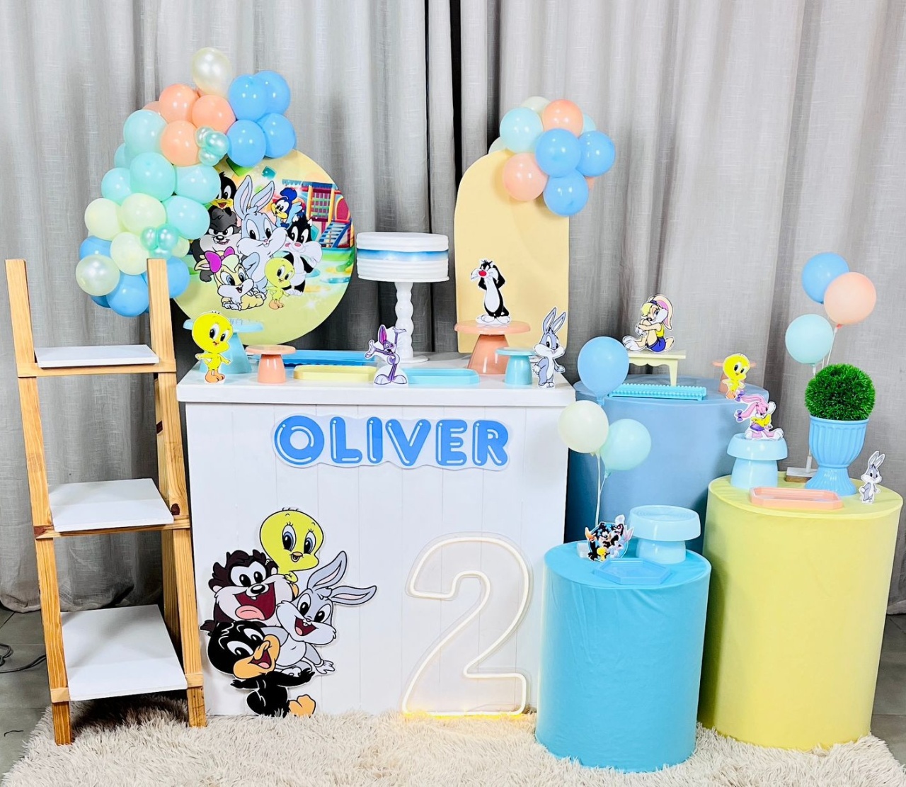 Kit Mini Festa Premium Com Led - Loney Tunes  - É Só Um Bolinho Locações 