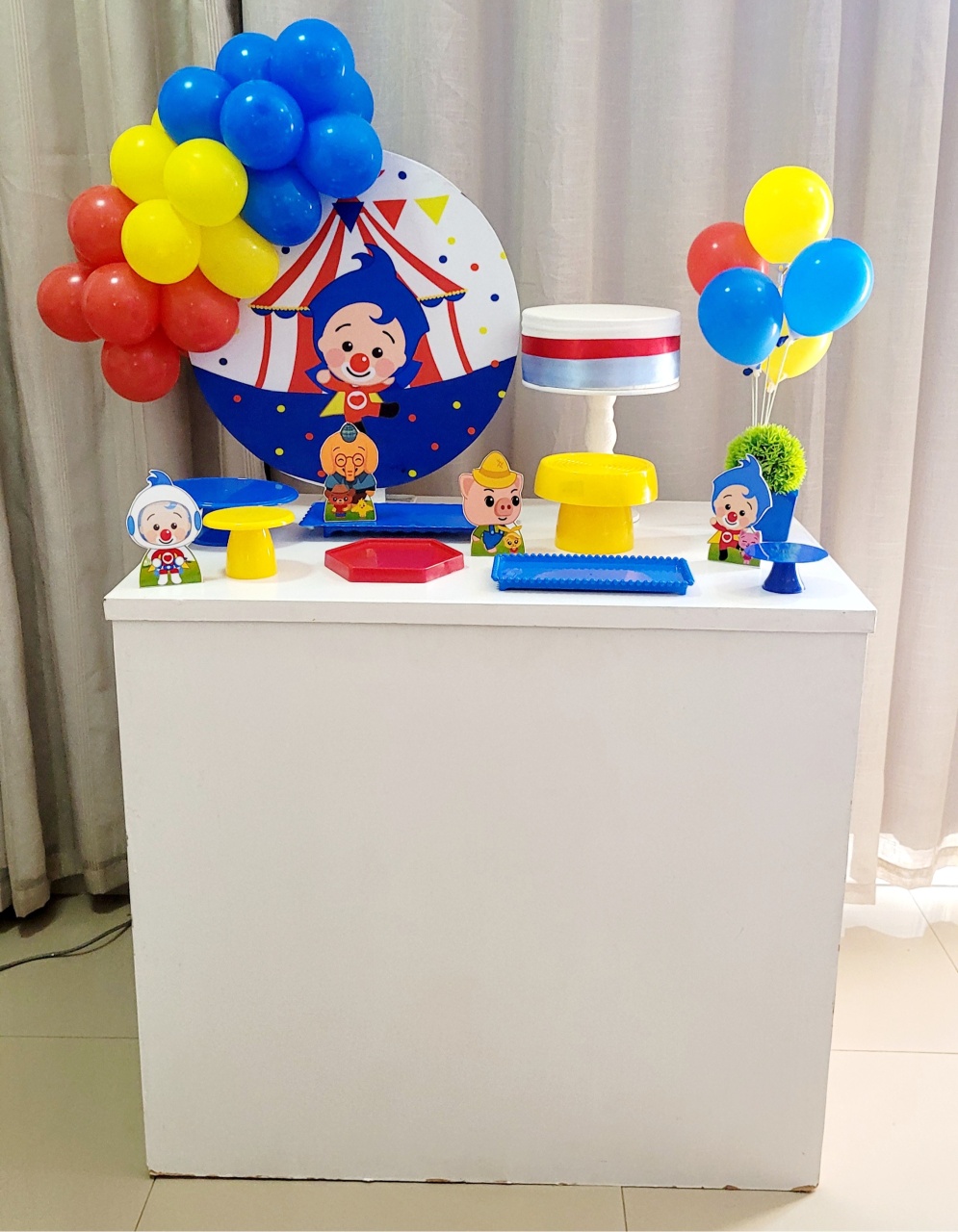 Kit Composto Com Balão - Herois Do Coração Ou Palhaço Plimplim - É Só Um Bolinho Locações 