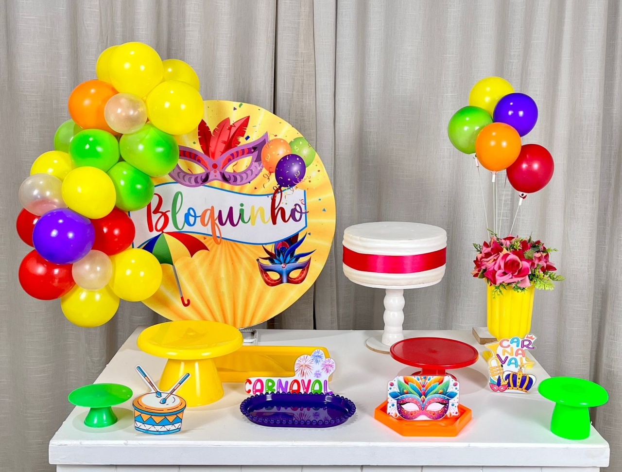 Kit Mesa Com Balão - Carnaval - É Só Um Bolinho Locações 