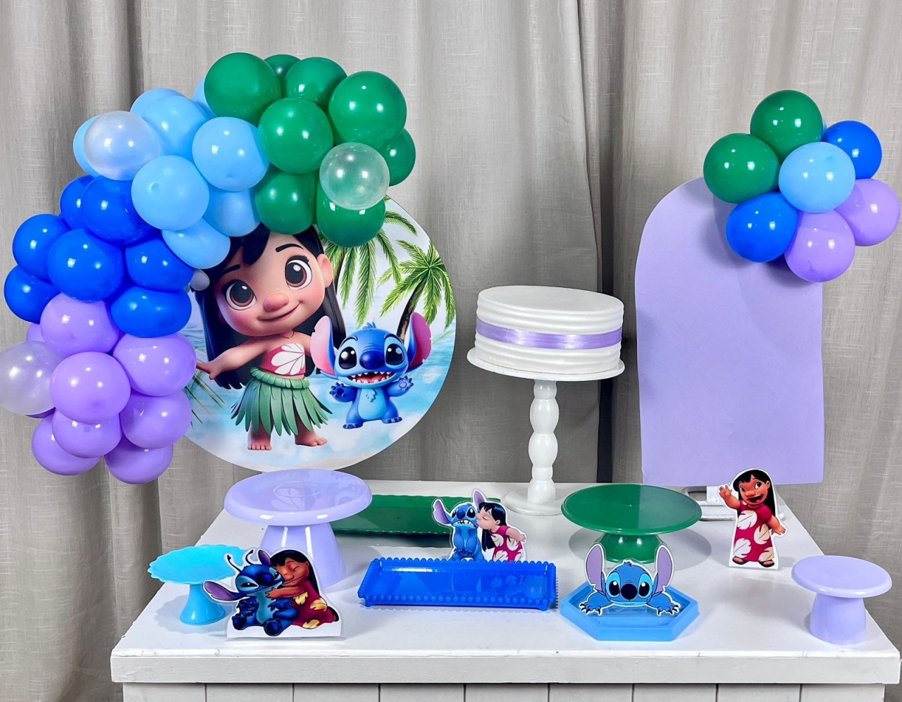 Kit Mesa Premium Com Balão - Stitch 2  - É Só Um Bolinho Locações 