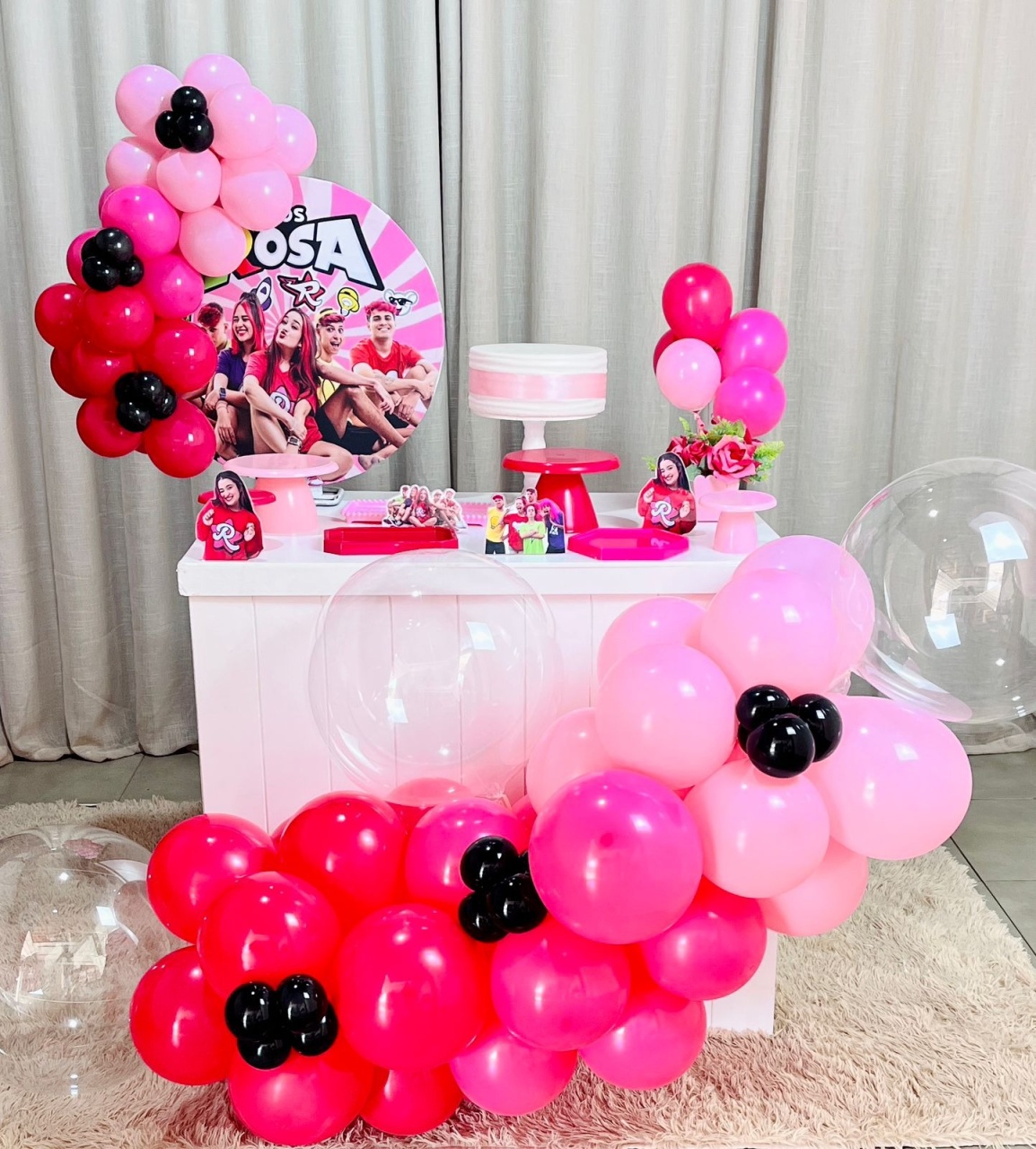 Mini Festa Gold Basic Sem Led  - Emilly Vick  - É Só Um Bolinho Locações 