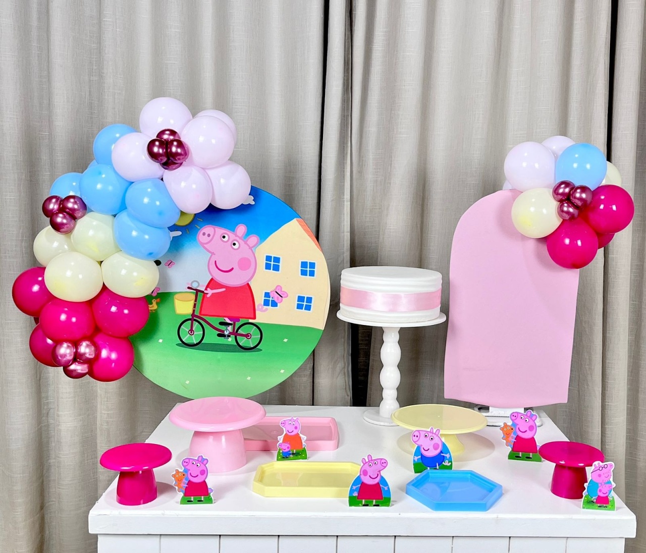 Kit Mesa Premium Com Balão - Peppa Pig  - É Só Um Bolinho Locações 