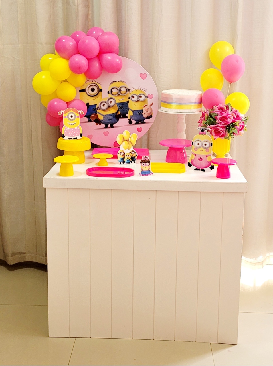Kit Composto Com Balão - Minions Feminino - É Só Um Bolinho Locações 