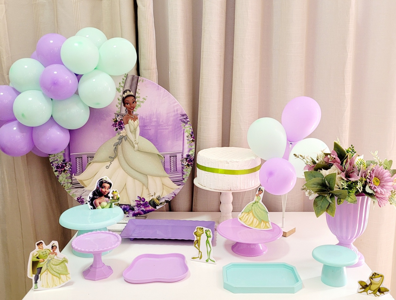 Kit Mesa Com Balão -  Princesa E O Sapo - É Só Um Bolinho Locações 
