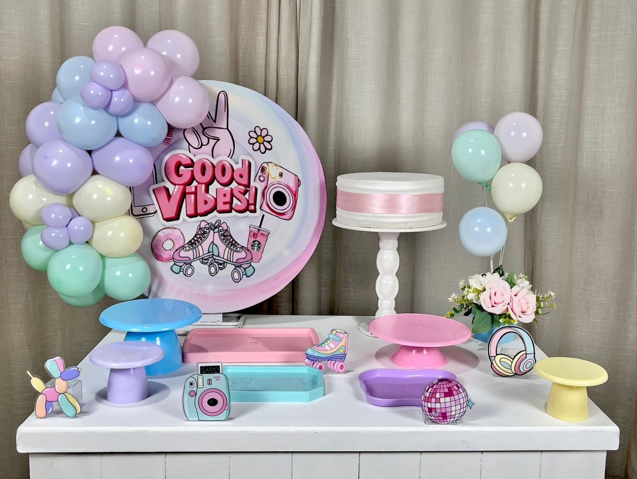 Kit Mesa Com Balão  - Good Vibes  - É Só Um Bolinho Locações 