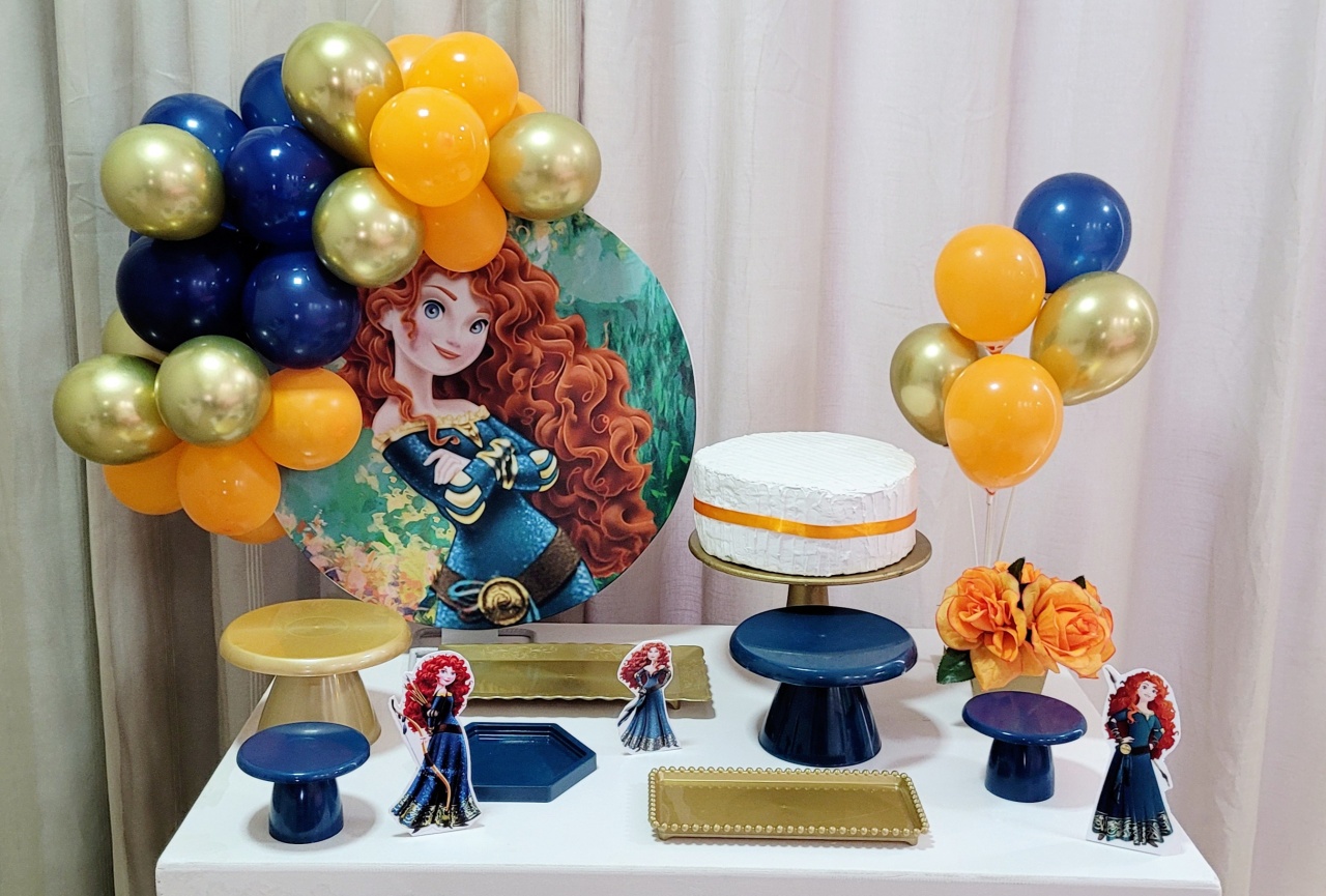 Kit Mesa Com Balão -  Valente - É Só Um Bolinho Locações 