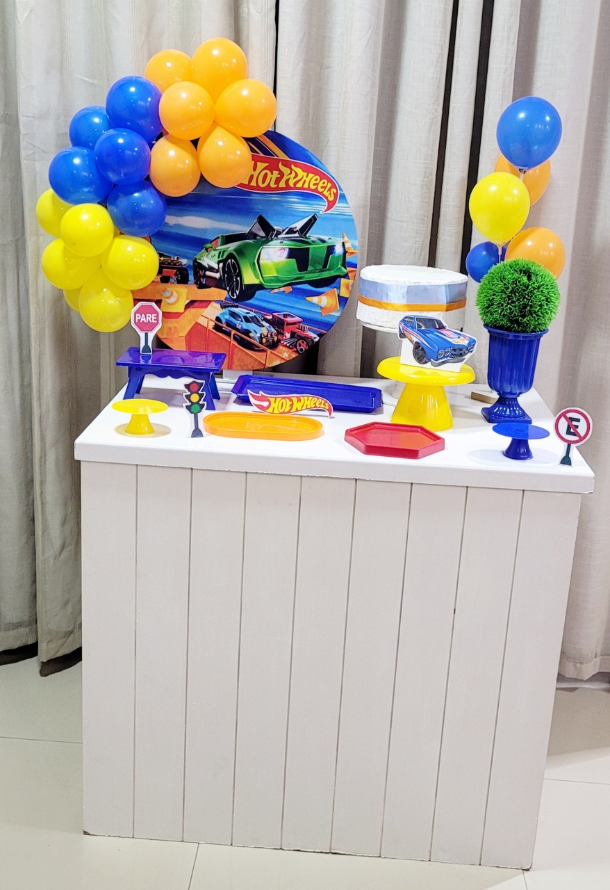 Kit Composto Com Balão - Hotwells  - É Só Um Bolinho Locações 