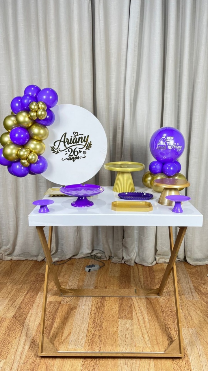 Kit Composto Com Balão- Branco Personalizado + Balões Metalicos - É Só Um Bolinho Locações 