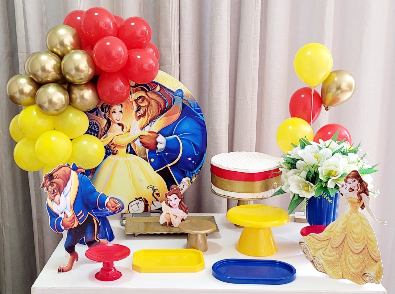 Kit Mesa  Com Balão - A Bela E A Fera 2 - É Só Um Bolinho Locações 