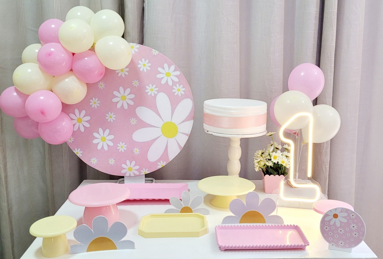 Kit Mesa Com Balão -  Margarida 3 - É Só Um Bolinho Locações 