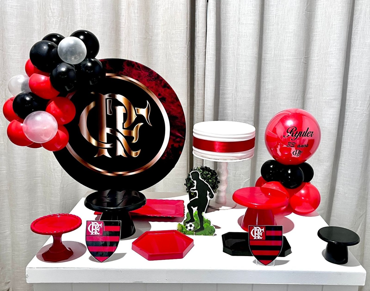 Kit Mesa Box de Balão - Flamengo  - É Só Um Bolinho Locações 