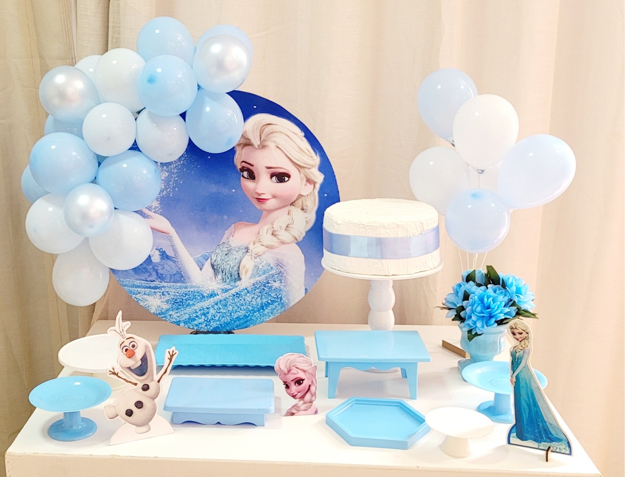 Kit Mesa Com Balão -  Frozen  - É Só Um Bolinho Locações 