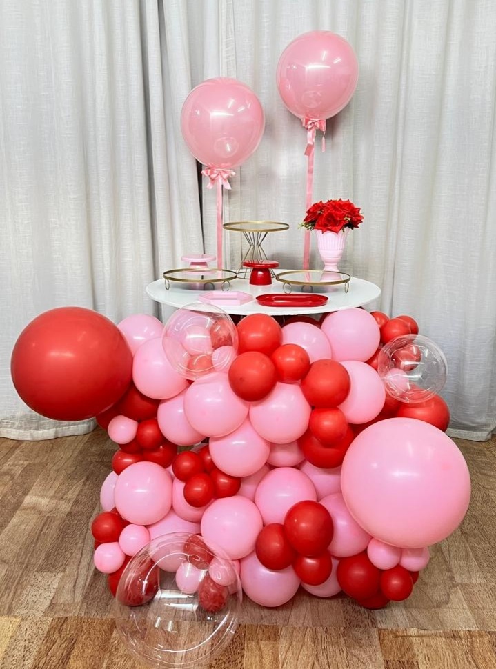 Kit Composto Gold - Vermelho E Rosa Na Mesa Redonda + Balões Suspensos. - É Só Um Bolinho Locações 
