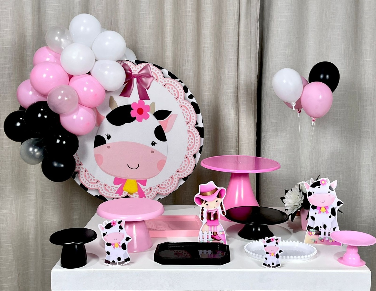 Kit Mesa Com Balão -  Vaquinha - É Só Um Bolinho Locações 