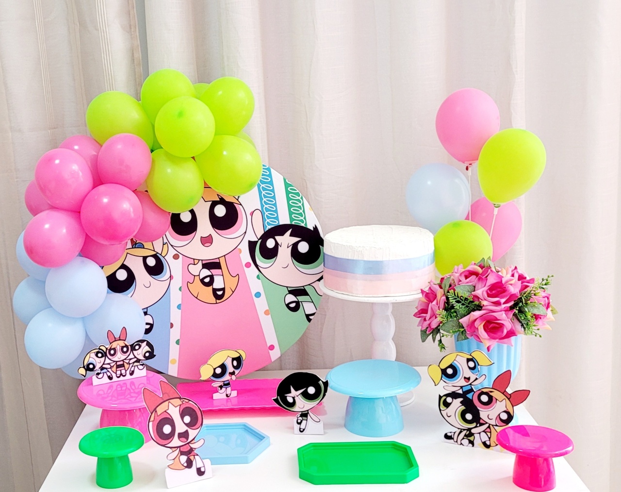 Kit Mesa Com Balão -  Meninas Superpoderosas  - É Só Um Bolinho Locações 