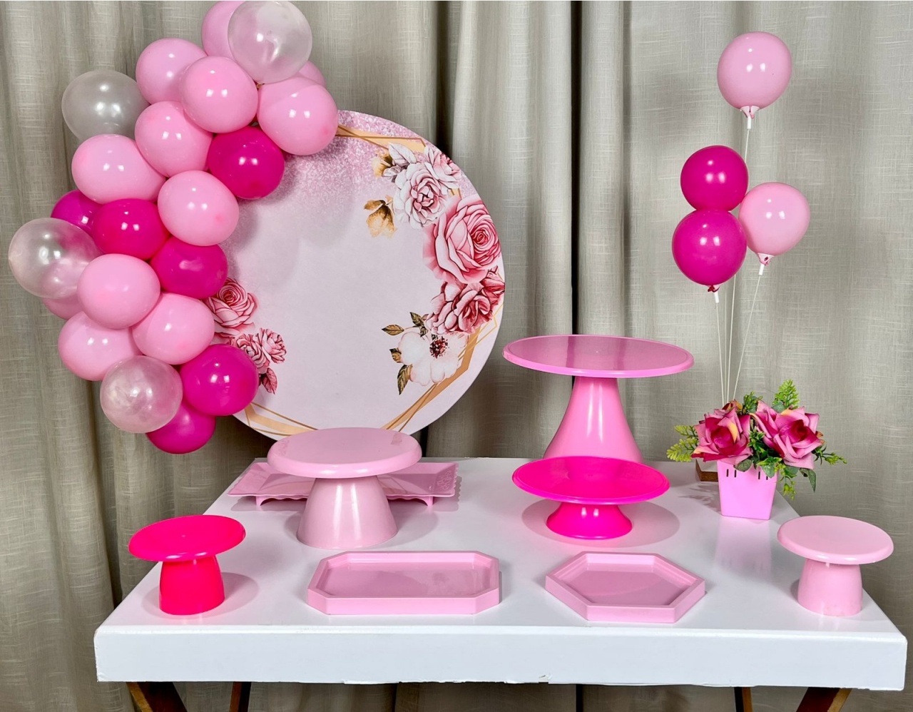 Kit Mesa Com Balão- Flores - É Só Um Bolinho Locações 