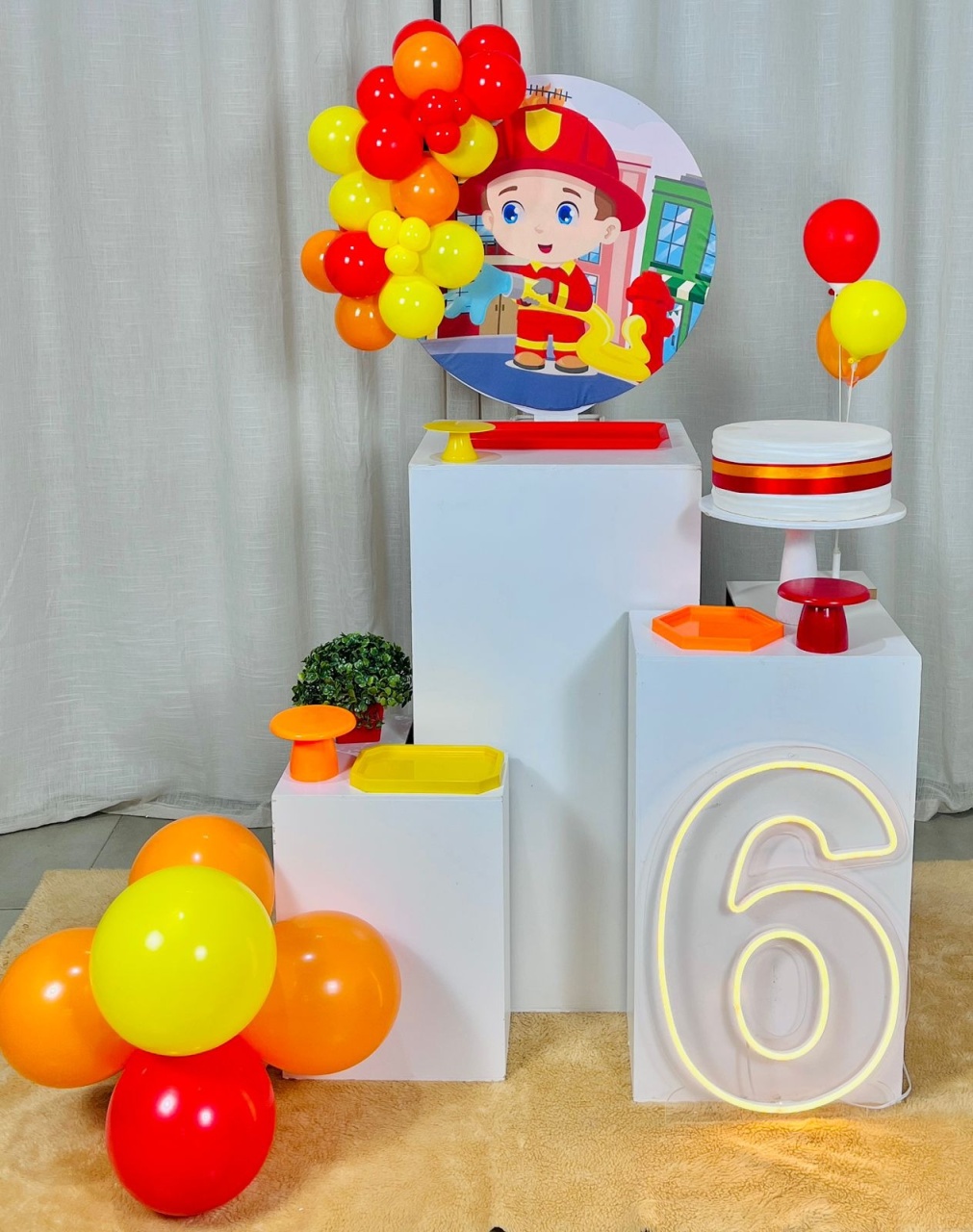 Kit Composto Com Balão - Bombeiro  - É Só Um Bolinho Locações 