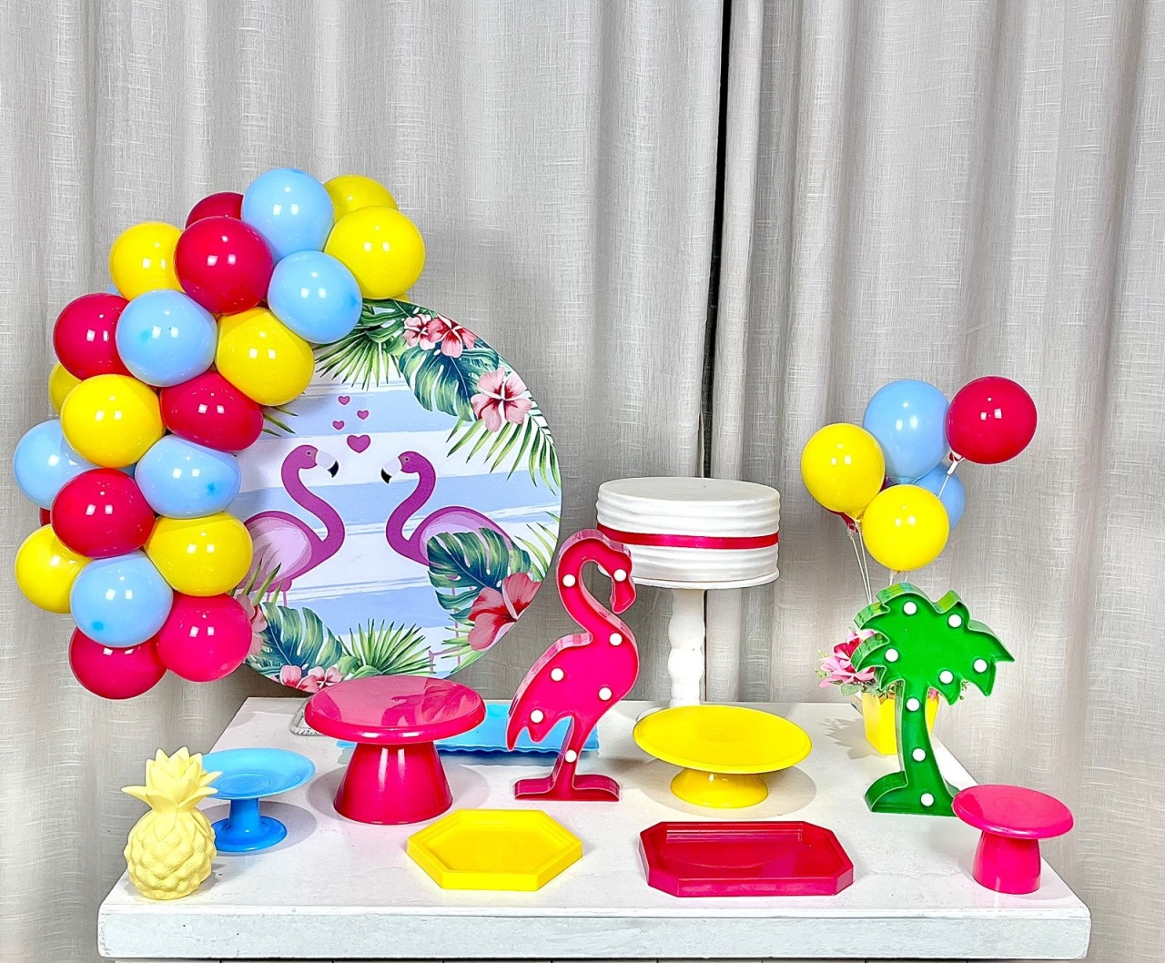 Kit Mesa Com Balão -  Flamingo  - É Só Um Bolinho Locações 
