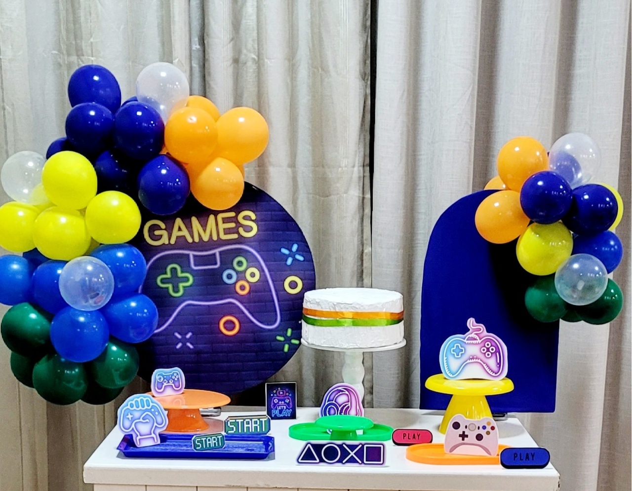 Kit Mesa Premium Com Balão - Games  - É Só Um Bolinho Locações 