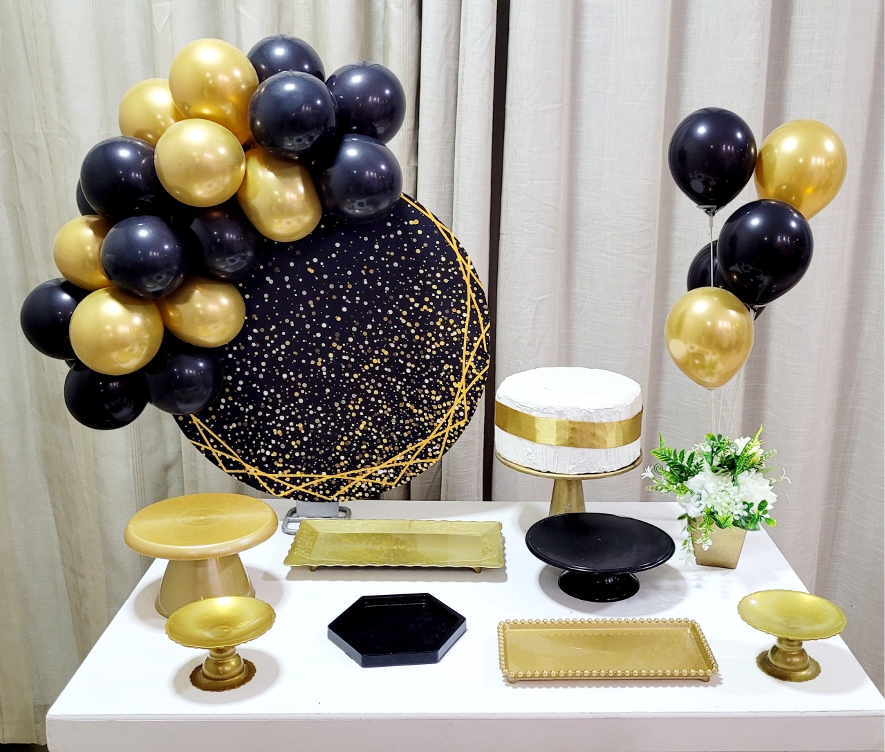 Kit Mesa Com Balão -  Degrade Preto E Dourado - É Só Um Bolinho Locações 
