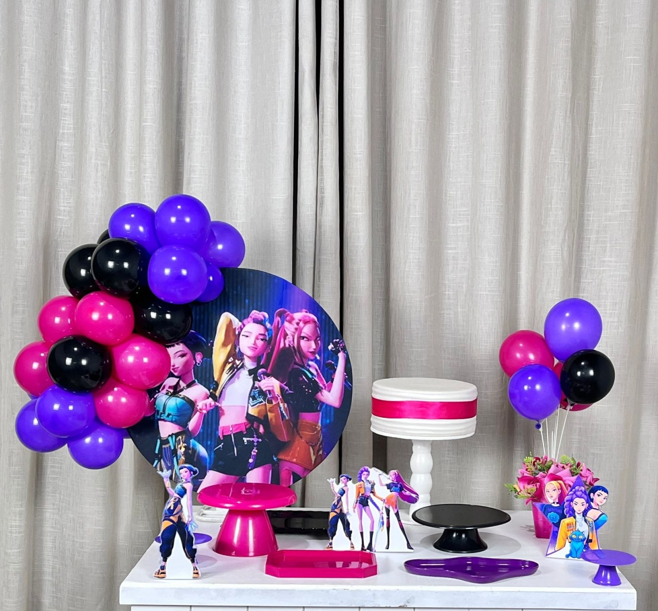 Kit Mesa Com Balão - Guerreira Do Kpop  - É Só Um Bolinho Locações 