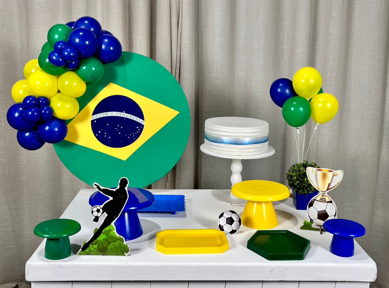 Kit Mesa Com Balão -  Brasil  - É Só Um Bolinho Locações 