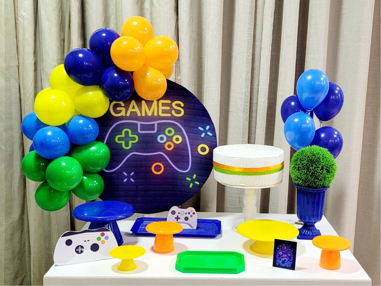 Kit Mesa Com Balão -  Games - É Só Um Bolinho Locações 