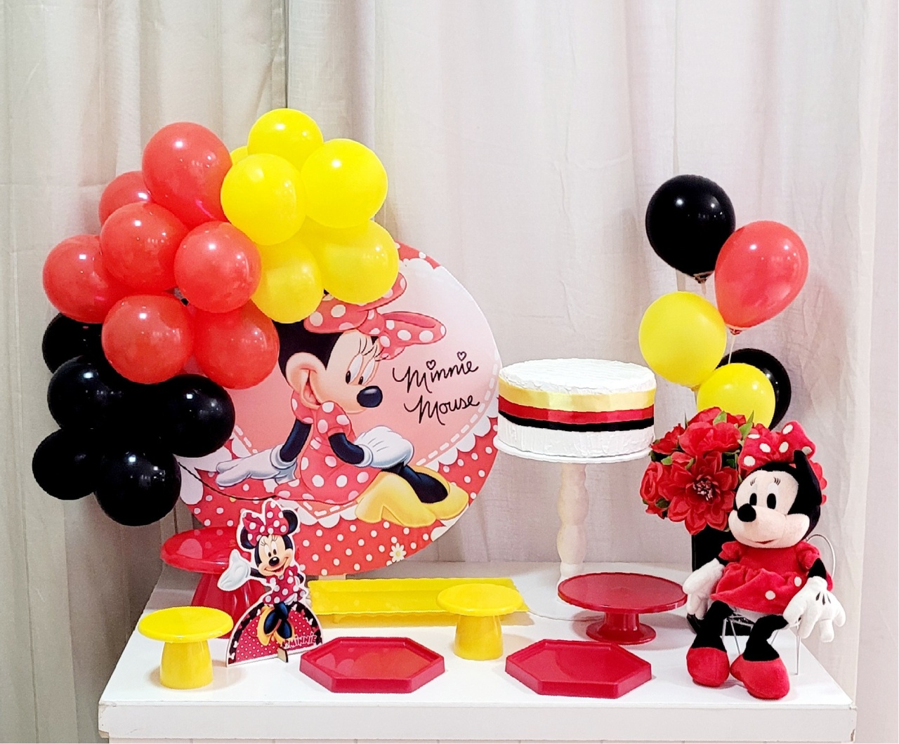 Kit Mesa Com Balão -  Minnie 4 - É Só Um Bolinho Locações 