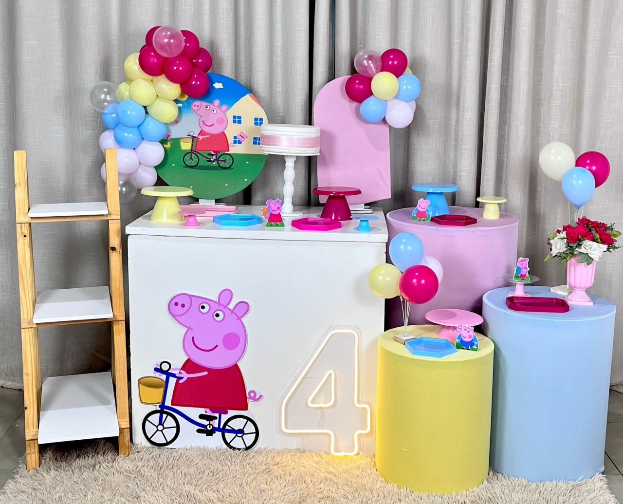 Kit Mini Festa Premium Com Led - Peppa Pig  - É Só Um Bolinho Locações 
