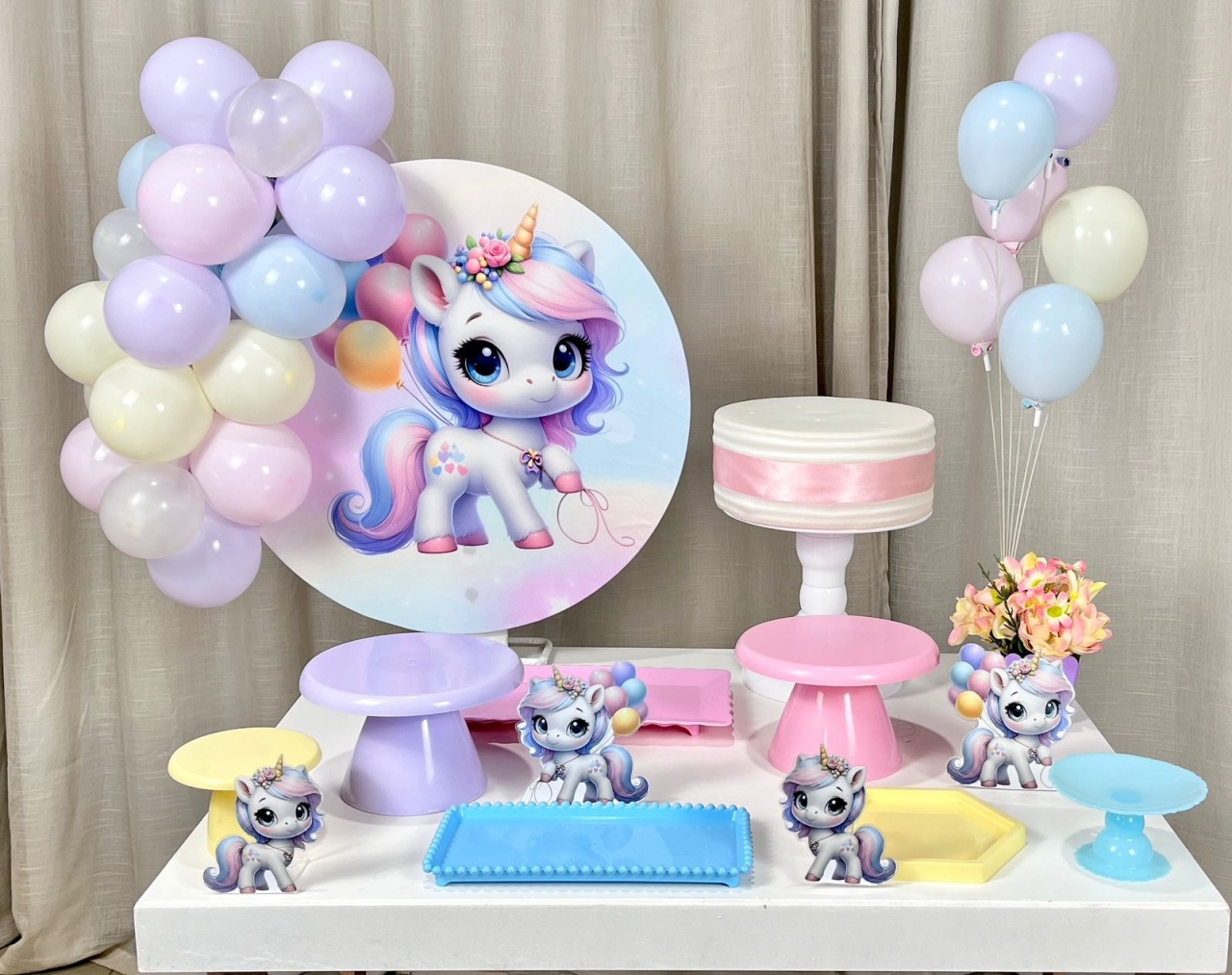 Kit Mesa Com Balão -  Unicórnio 4 - É Só Um Bolinho Locações 
