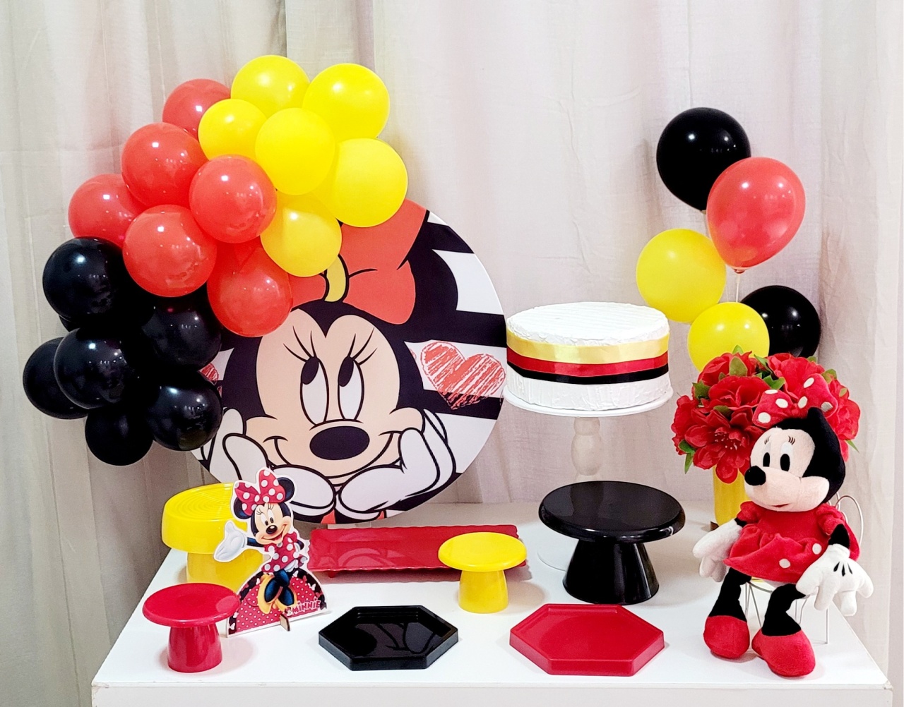 Kit Mesa Com Balão -  Minnie - É Só Um Bolinho Locações 