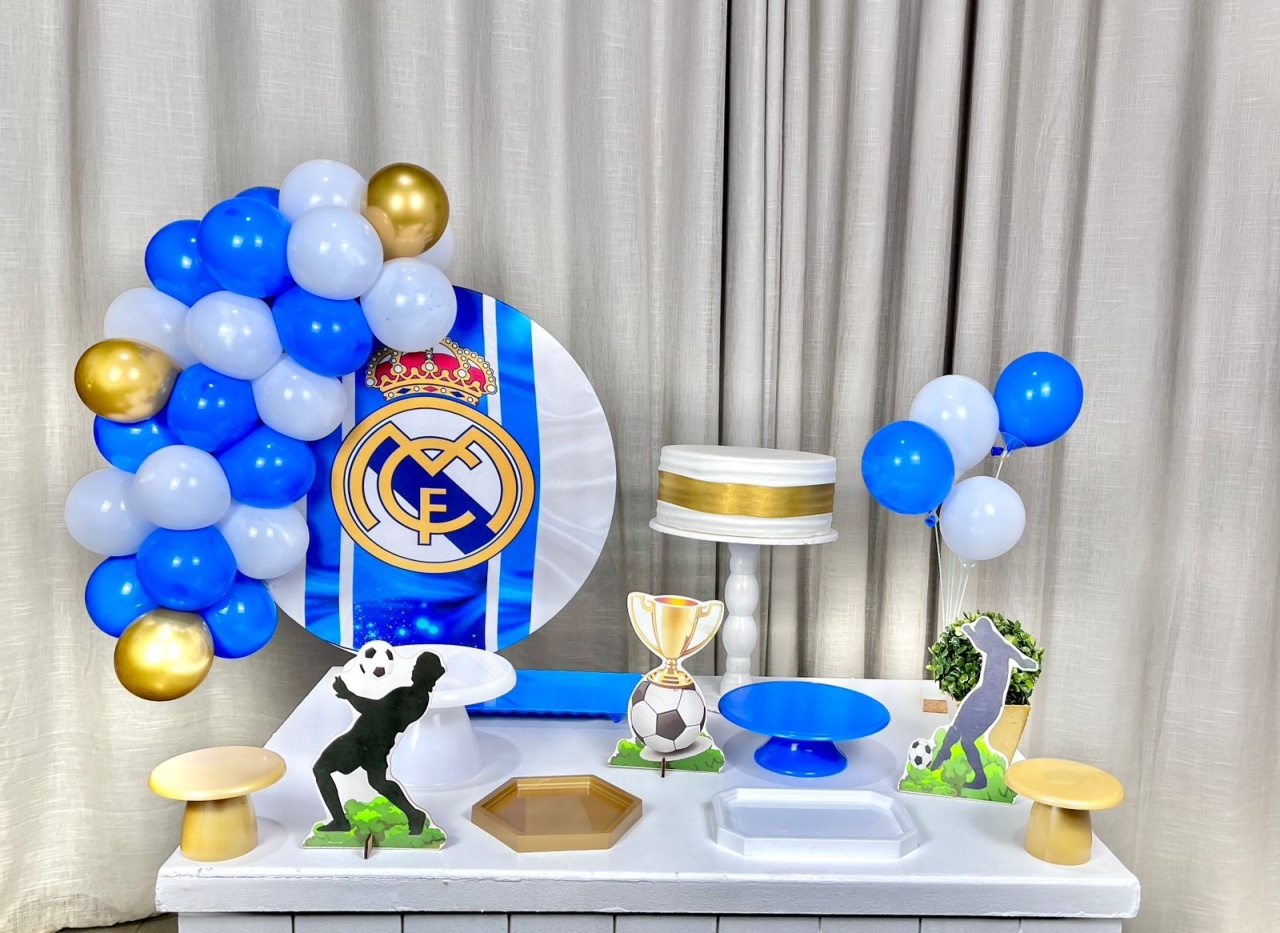 Kit Mesa Com Balão -  Real Madrid - É Só Um Bolinho Locações 