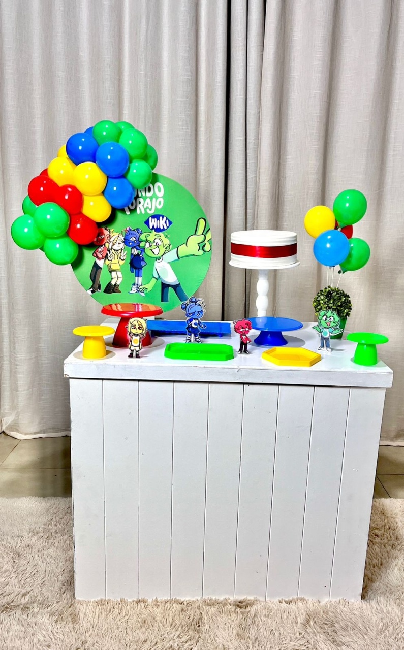 Kit Composto Com Balão - Mundo Torajo  - É Só Um Bolinho Locações 