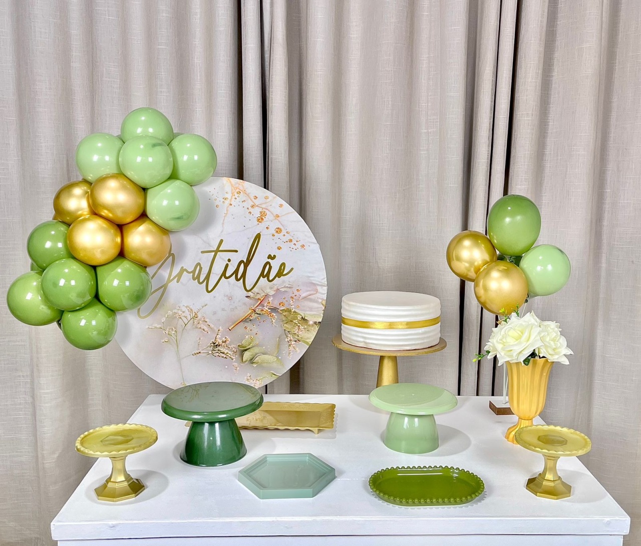 Kit Mesa Com Balão -  Gratidão 1- 2/2  - É Só Um Bolinho Locações 