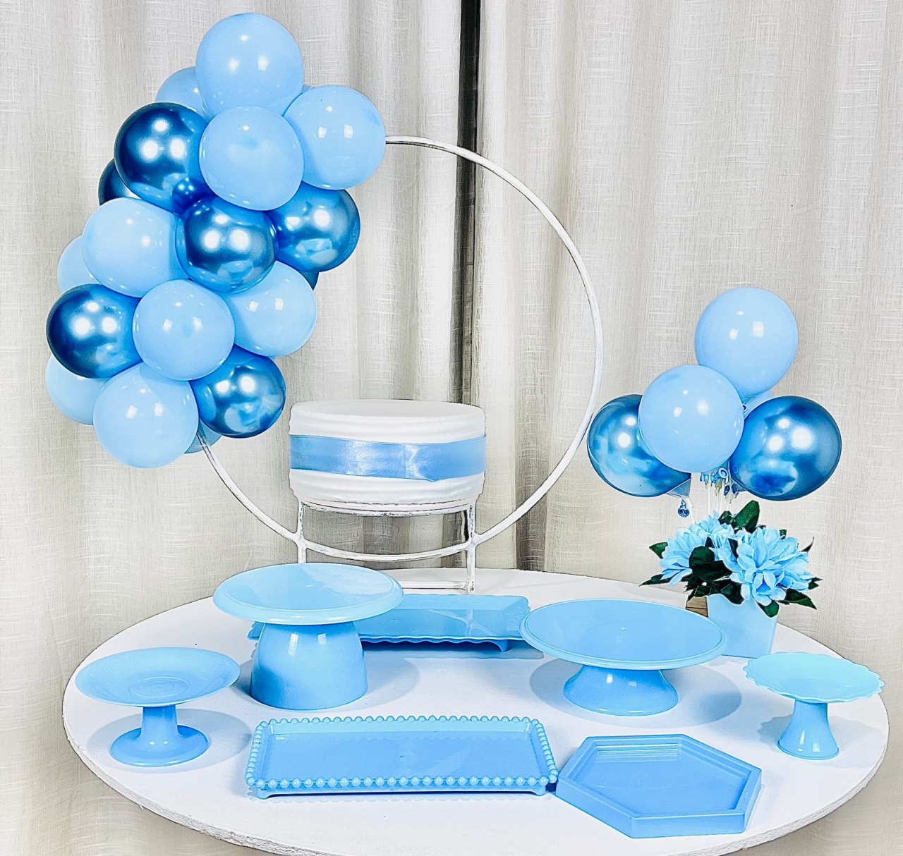Kit Mesa Com Balão - Arco Vazado 2  - É Só Um Bolinho Locações 