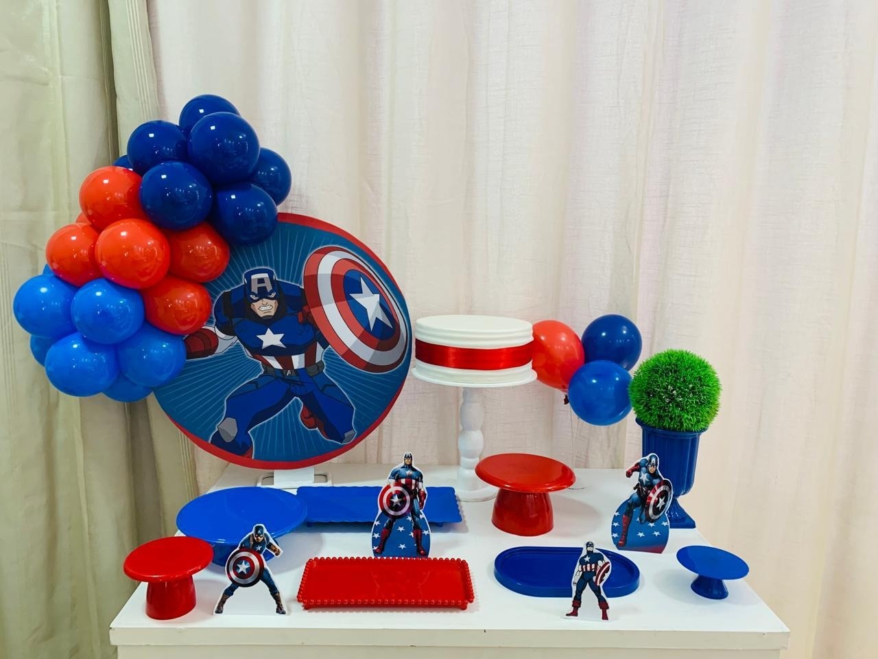 Kit Mesa Com Capitão América  - É Só Um Bolinho Locações 