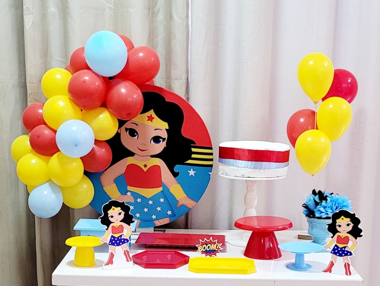Kit Mesa Com Balão -  Mulher Maravilha - É Só Um Bolinho Locações 