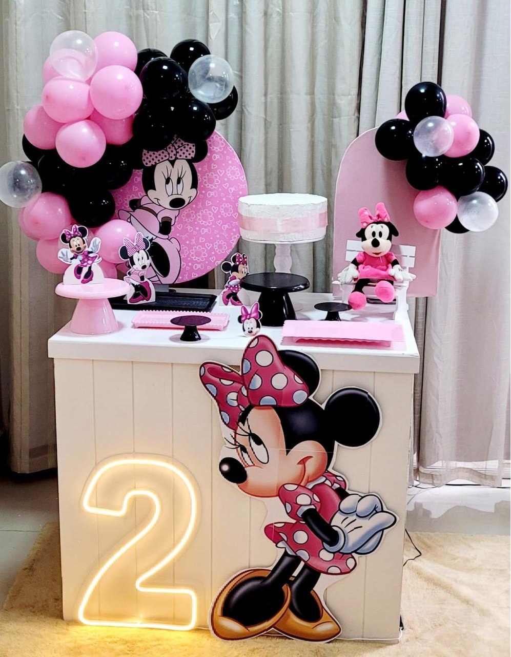 Kit Mini Festa Basic Com Balão - Minie 2 - É Só Um Bolinho Locações 