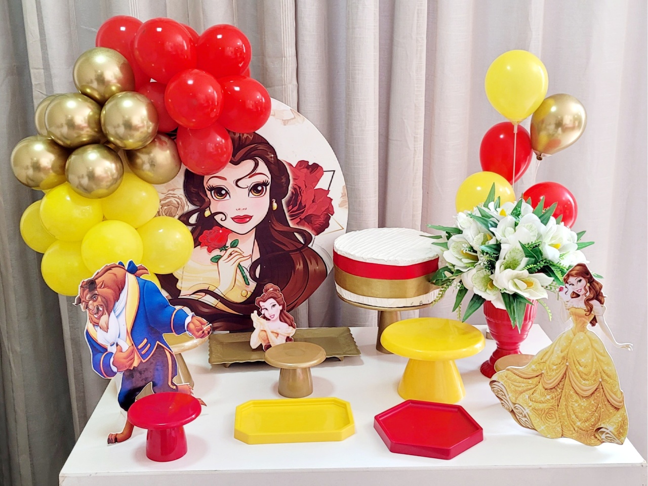 Kit Mesa Com Balão - A Bela E A Fera 3 - É Só Um Bolinho Locações 