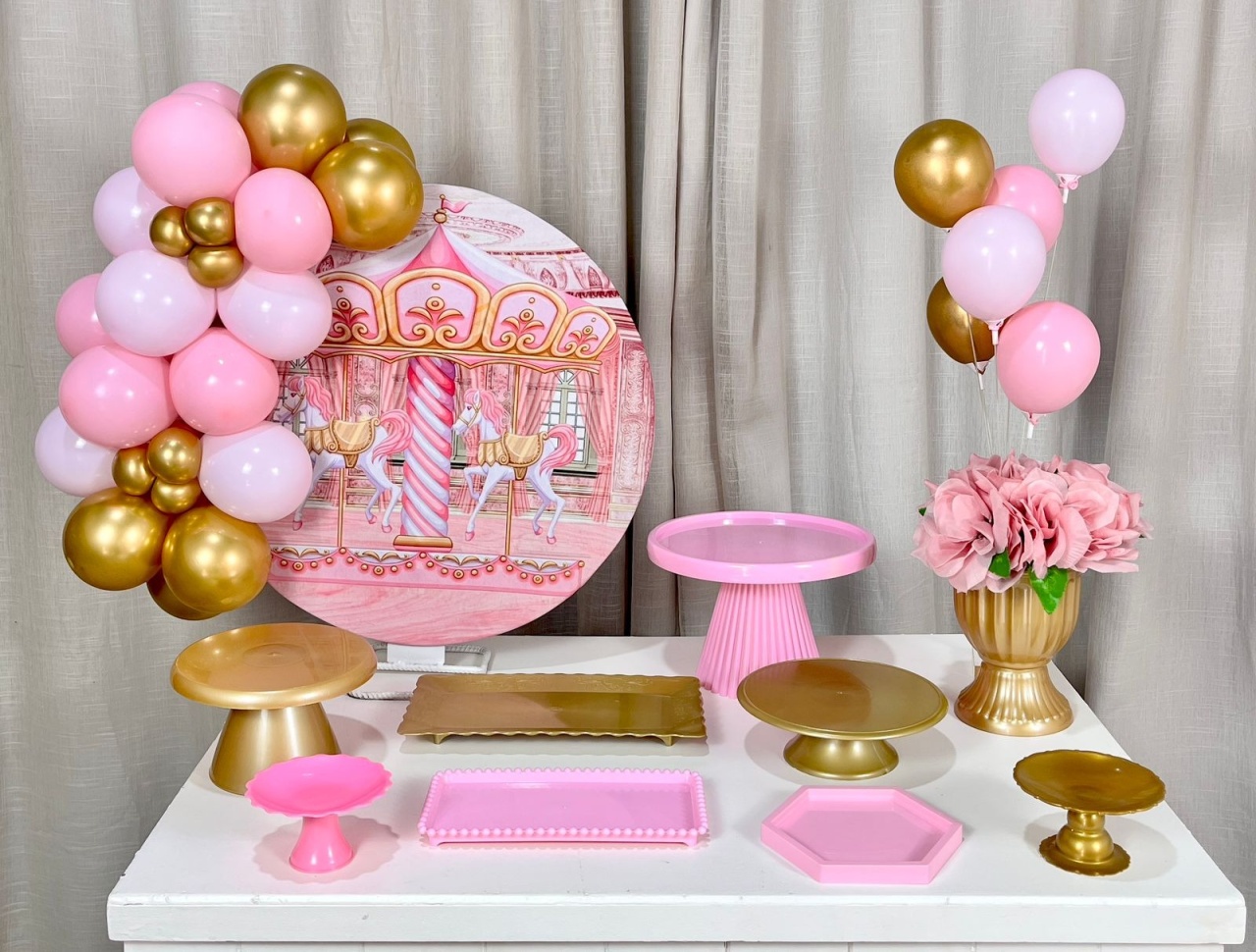 Kit Mesa Com Balão - Carrosel  - É Só Um Bolinho Locações 