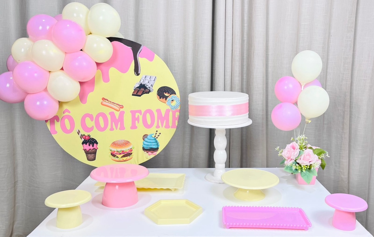 Kit Mesa Com Balão -  Tô Com Fome  - É Só Um Bolinho Locações 